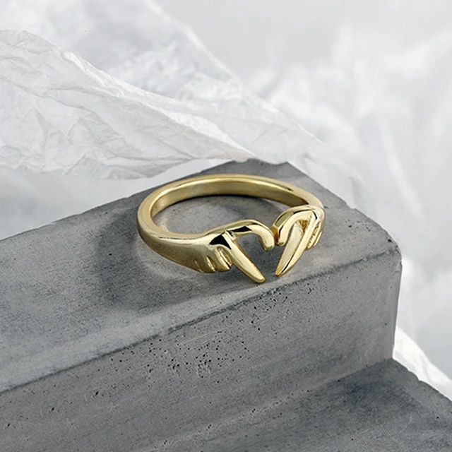 Anillo de dedo con forma de corazon oro